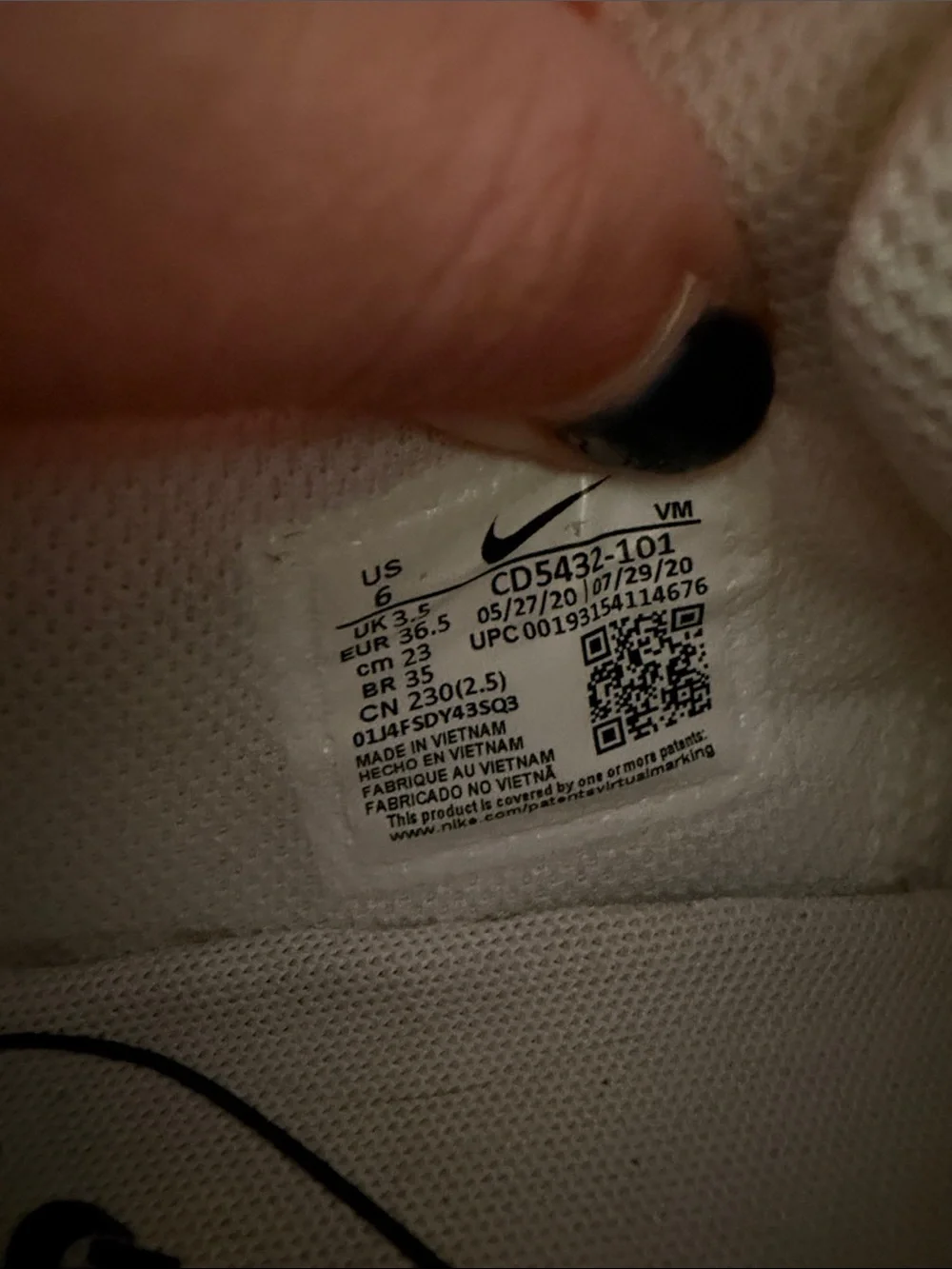 Nike Air Max White and Black Running Sneakers - Picture 6 of 6